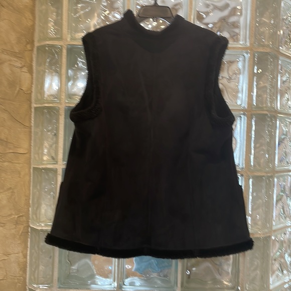 Warm suede vest with fur on the inside. Snap closure. - Picture 3 of 5